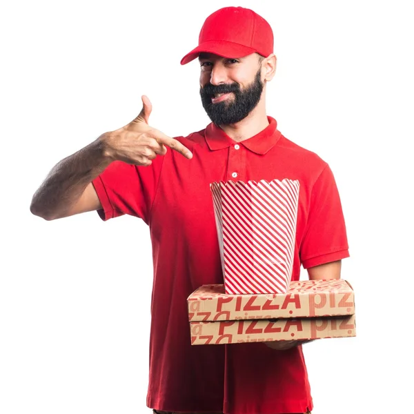 Pizza leverans mannen äter popcorns — Stockfoto