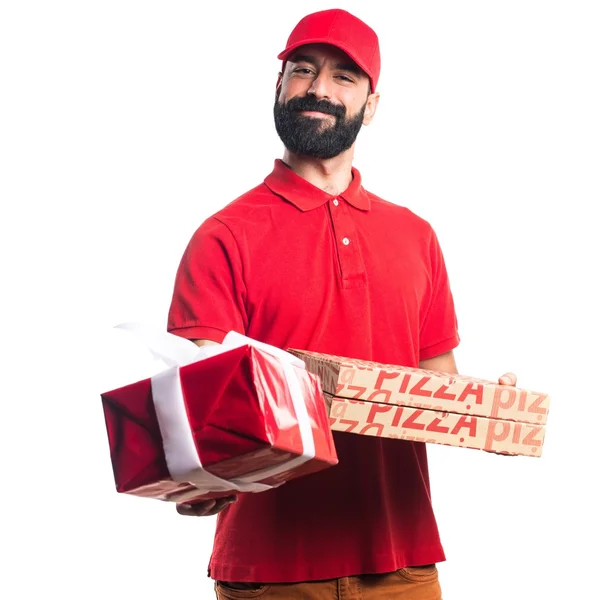 Pizzabote hält Geschenk in der Hand — Stockfoto