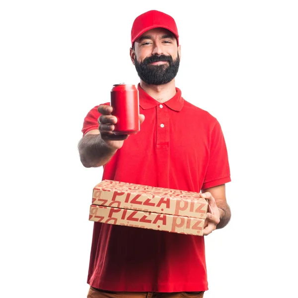 Uomo consegna pizza con una soda — Foto Stock