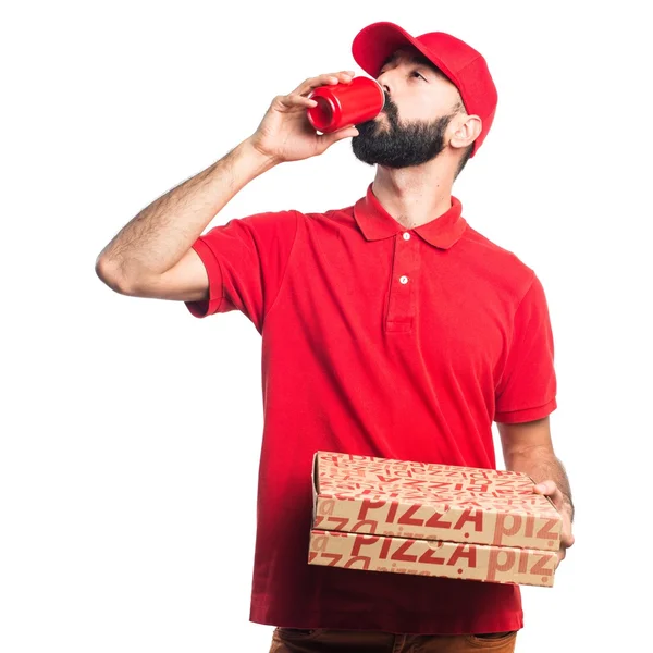 Entrega de pizza homem bebendo um refrigerante — Fotografia de Stock