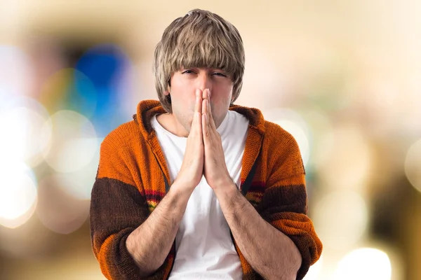 Blonder Mann fleht vor weißem Hintergrund — Stockfoto