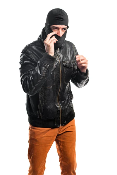 Ladrão usando uma jaqueta de couro — Fotografia de Stock