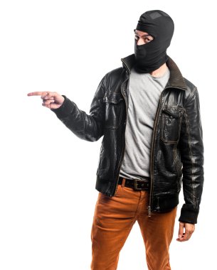 Lateral için işaret eden hırsız