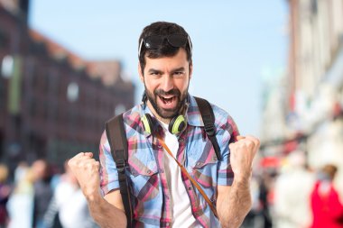 Beyaz arka plan üzerinde şanslı turist  