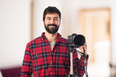 Beyaz arka plan üzerinde fotoğrafçı