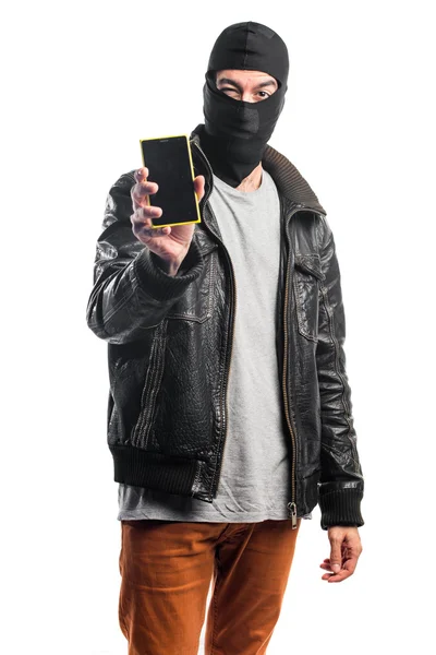 Rånare talar till mobil — Stockfoto
