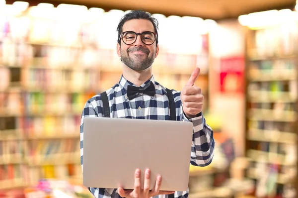 Posh menino com laptop sobre fundo branco — Fotografia de Stock