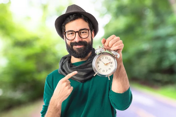 Homem segurando relógio vintage — Fotografia de Stock