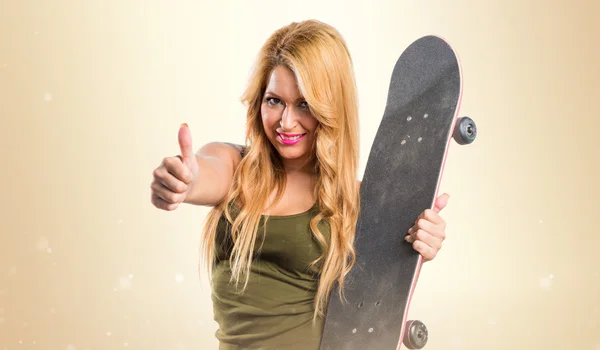 Skateboarder meisje met duim omhoog — Stockfoto