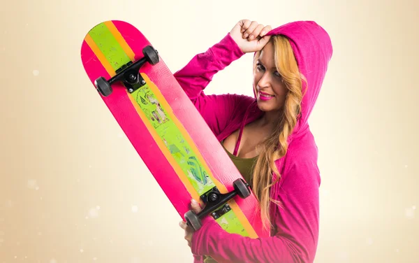 Skateboarder girl with pink sweatshirt — Stock Photo, Image