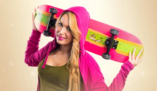 Skateboarder meisje met roze trui — Stockfoto