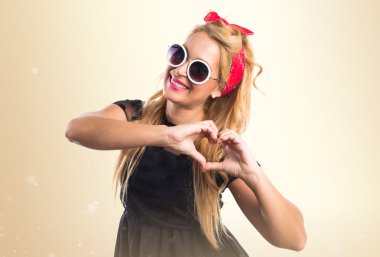 Kadın elleriyle kalp yapıyor.