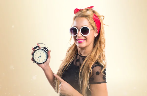 Pin-up girl przytrzymanie starodawny zegar — Zdjęcie stockowe
