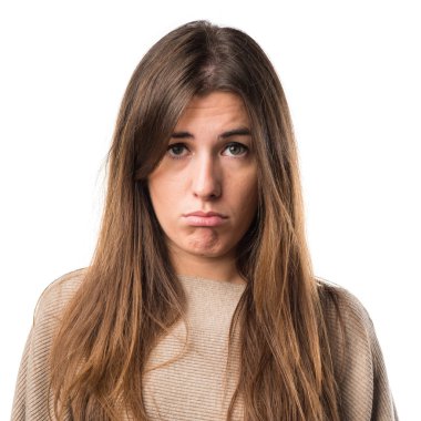 Kız koyu sarı arka plan üzerinde