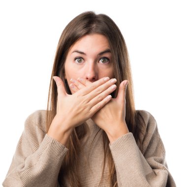 Kız ağzını kapatıyor.