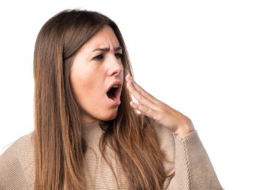 Kız koyu sarı arka plan üzerinde