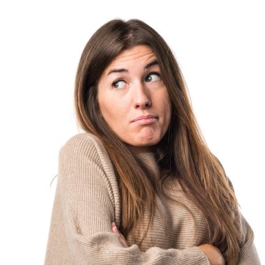 Kız koyu sarı arka plan üzerinde