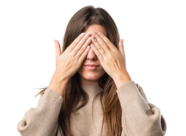 Flicka som täcker sina ögon — Stockfoto