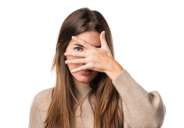 Meisje dat haar gezicht bedekt — Stockfoto