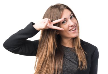 Koyu sarı arka plan üzerinde güzel kız