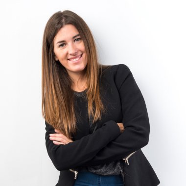 Koyu sarı arka plan üzerinde güzel kız