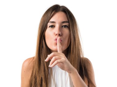 Koyu sarı arka plan üzerinde güzel kız