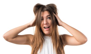 Koyu sarı arka plan üzerinde güzel kız