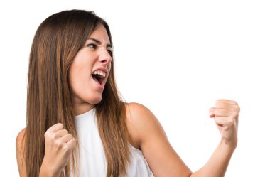 Koyu sarı arka plan üzerinde güzel kız