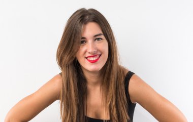 Koyu sarı arka plan üzerinde güzel kız