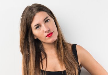 Koyu sarı arka plan üzerinde güzel kız