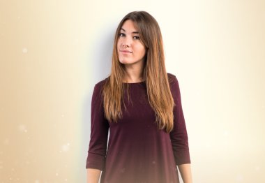 Koyu sarı arka plan üzerinde güzel kız