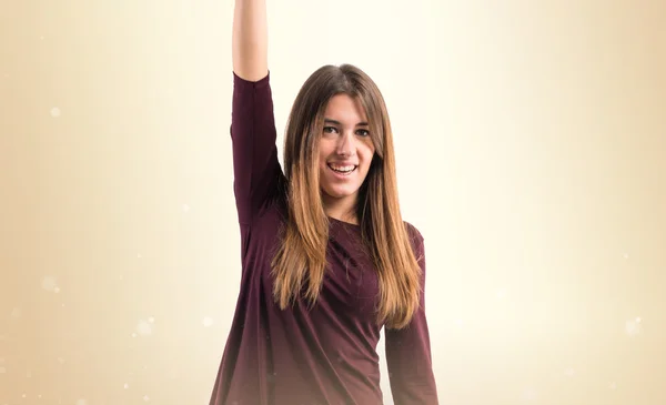 Pretty girl in over ocher background — Stock Photo, Image