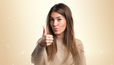 Studio çok esmer kadın