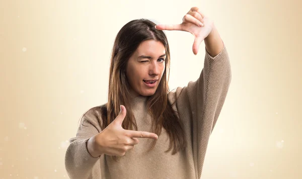 Hübsche brünette Frau im Studio — Stockfoto