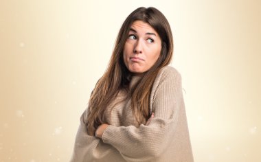 Kız koyu sarı arka plan üzerinde