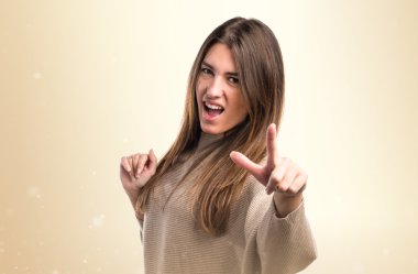 Bağırarak ve açık gösteren kız