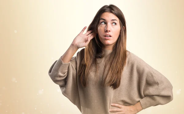 Ragazza che fa un cuore con le mani — Foto Stock