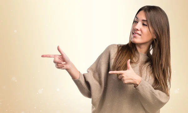 Ragazza che indica la laterale — Foto Stock