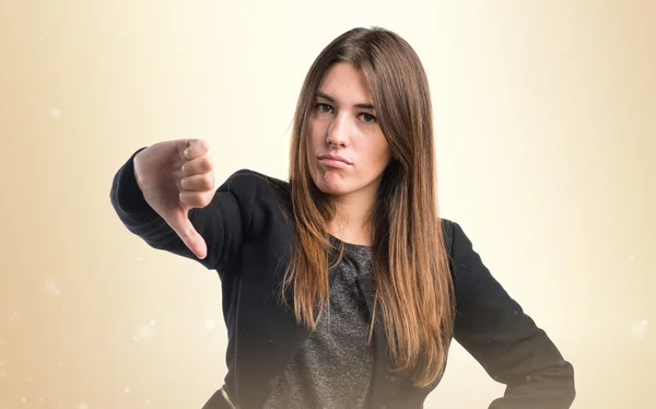 Chica haciendo mala señal — Foto de Stock