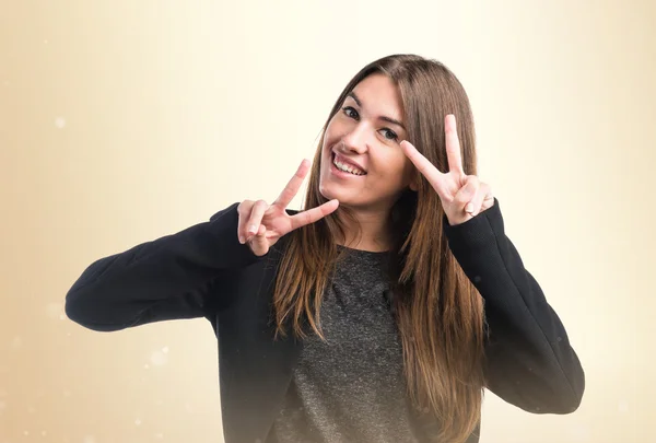 Girl doing victory gesture — Stock Photo, Image