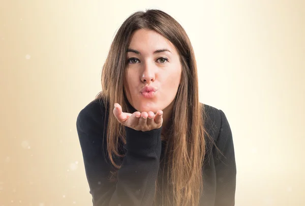 Mulher enviando um beijo — Fotografia de Stock