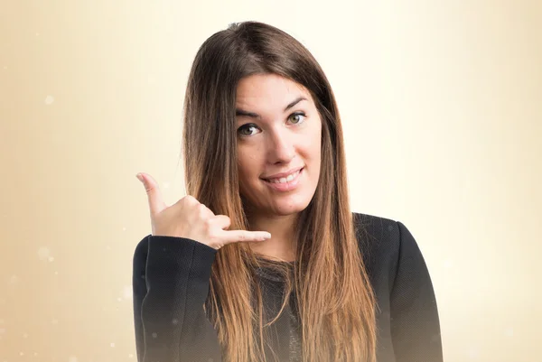 Menina fazendo gesto telefone — Fotografia de Stock