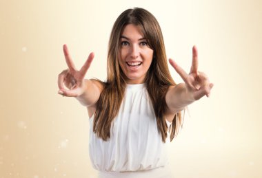 Zafer jest yapıyor kız