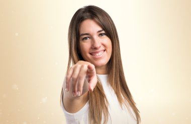 Öne doğru işaret kız