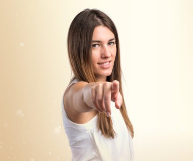 Öne doğru işaret kız