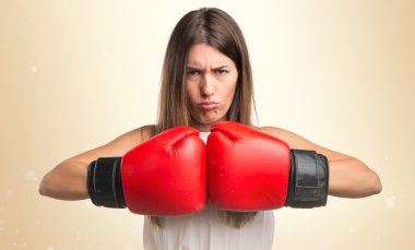 Boks eldivenli kız.