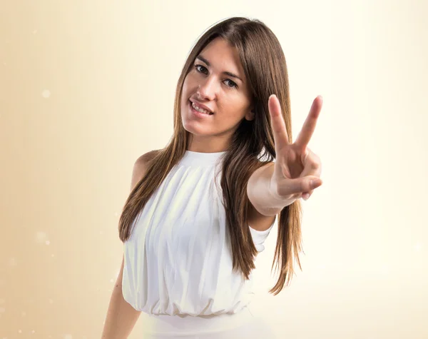 Girl doing victory gesture — Stock Photo, Image