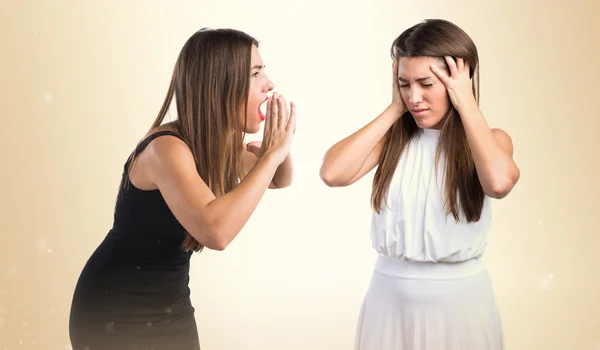 Mujer gritándole a su hermana —  Fotos de Stock