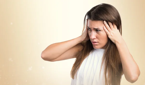 Hübsche Brünette Mädchen über ocker Hintergrund — Stockfoto