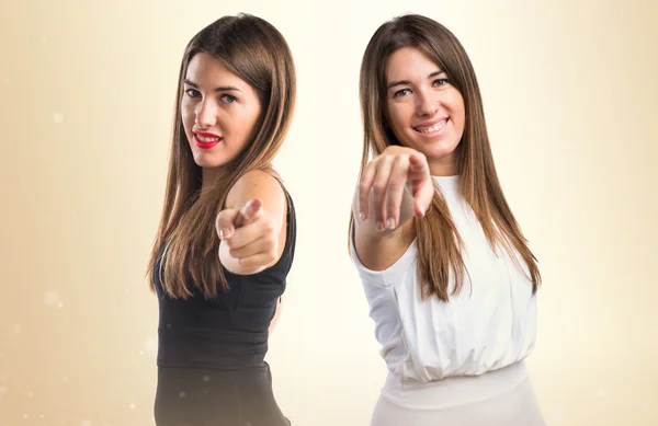 Hermanas gemelas señalando al frente — Foto de Stock